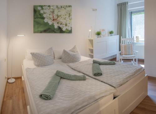 1 dormitorio con 1 cama con 2 almohadas en Gästehaus Lehmann - Apartment Holunder, en Schönfeld