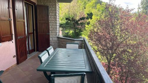 a green table and chairs on a balcony at The Luff & Match B&B in IDRO