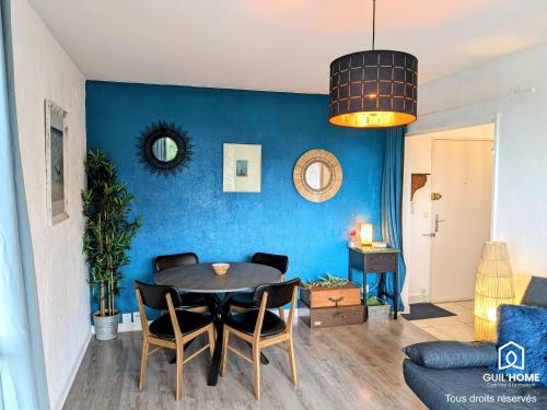 une salle à manger avec un mur bleu dans l'établissement Le Balcon de l'Europe - Cosy - Parking - Tramway, à Orléans