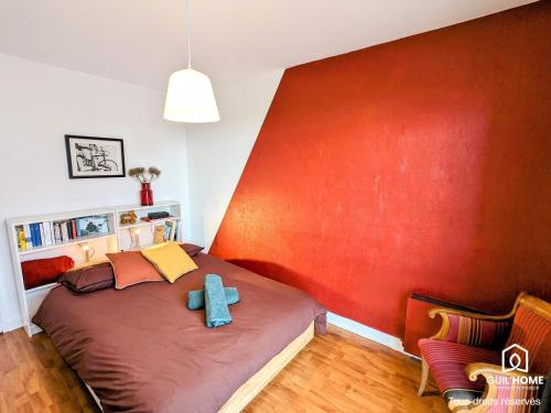 - une chambre dotée d'un lit avec un objet bleu dans l'établissement Le Balcon de l'Europe - Cosy - Parking - Tramway, à Orléans