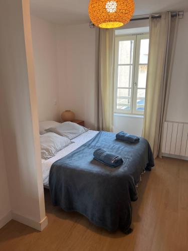 1 dormitorio con 1 cama con 2 toallas en La Houle en Cancale