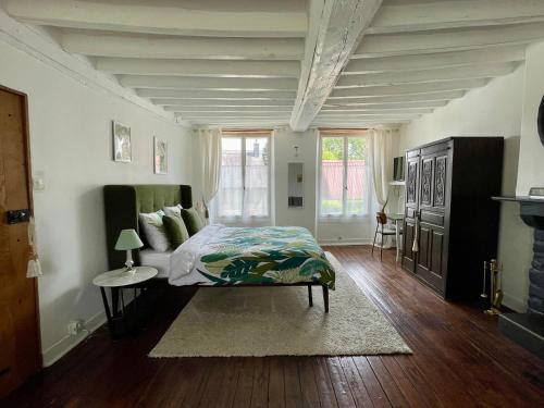 Un dormitorio con una cama y una mesa. en La Paix, Chambre d'Hôte en Suisse Normande en Condé-sur-Noireau