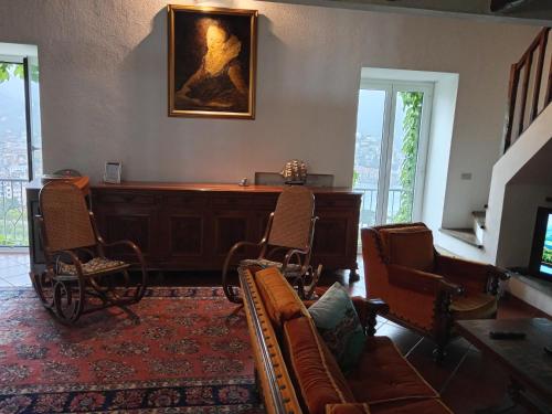 拉帕洛的住宿－Sunrise，客厅配有钢琴和椅子