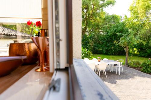 Habitación con vistas a un balcón con mesa y sillas. en De Koperen Geit en Kanne