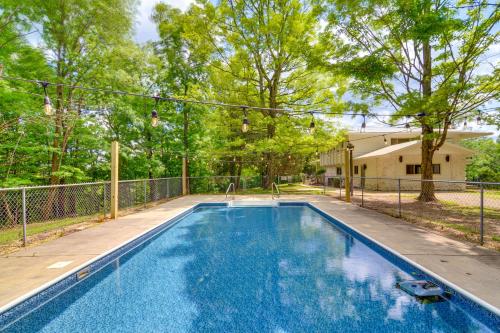 Bazén v ubytování Byrdstown Home on 65 Acres with Pool, Trail to Lake! nebo v jeho okolí