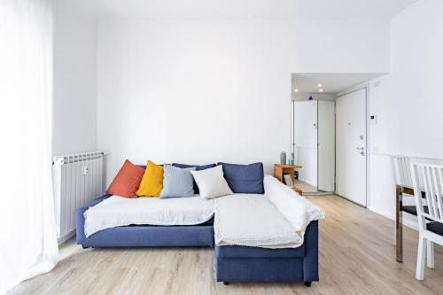 HOST4U - GOLFO ARANCI, Beautiful Apartment in Milan