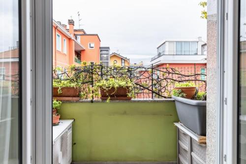 HOST4U - GOLFO ARANCI, Beautiful Apartment in Milan