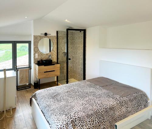 une chambre avec un lit, un lavabo et un miroir dans l'établissement Le Petit Cabanon Provençal, à Mane