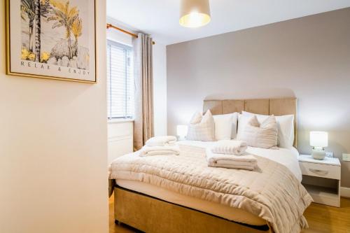 En eller flere senger på et rom på Charming 2-bed Apartment in Northampton with Free Allocated Parking and SkyTV by HP Accommodation