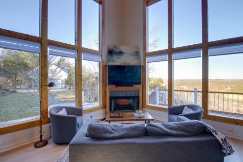 uma sala de estar com um sofá e uma lareira em Stylish Smoky Mountains Cabin with Views and Game Room em Sevierville