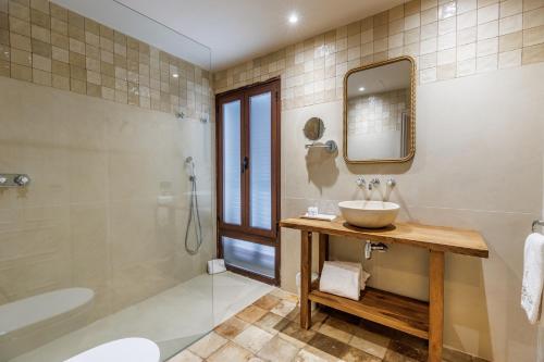 La salle de bains est pourvue d'un lavabo et d'un miroir. dans l'établissement Hoposa Uyal, à Port de Pollença