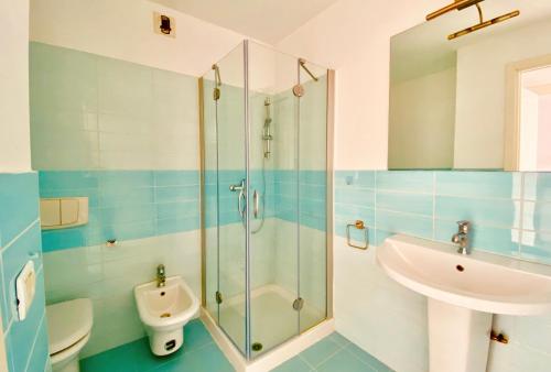 une salle de bain avec une douche, un lavabo et des toilettes dans l'établissement One bedroom flat sea view next to Monaco, à Roquebrune-Cap-Martin