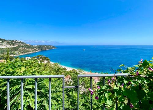 une vue sur l'océan depuis un balcon dans l'établissement One bedroom flat sea view next to Monaco, à Roquebrune-Cap-Martin