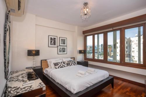 een slaapkamer met een bed en een raam bij Hallmark Beach by TrulyCyprus in Limassol