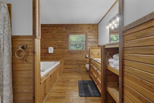 Vonios kambarys apgyvendinimo įstaigoje Wooded Bliss Getaway with Jacuzzi Tub