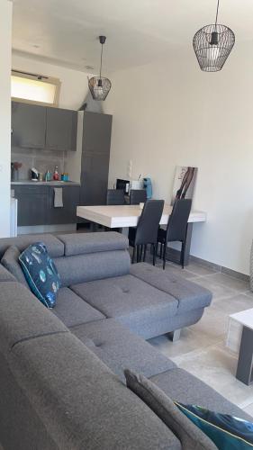 un salon avec un canapé et une table dans l'établissement La maison du pilat, à Véranne