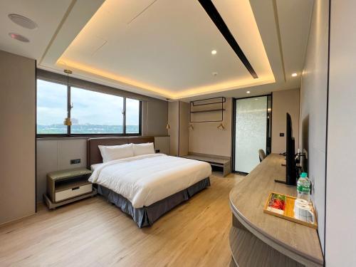 um quarto com uma cama e uma grande janela em 慕杉居 em Daxi