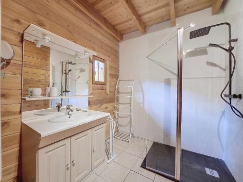 Ett badrum på Chalet chaleureux - 9 personnes - 3km des pistes - proche Morzine - Iaorana