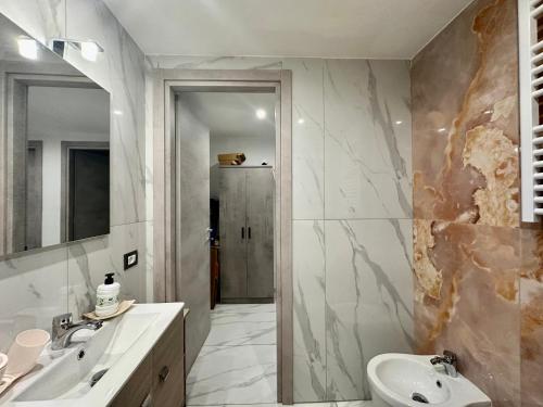ein Bad mit einem Waschbecken und einem Spiegel in der Unterkunft Mixed by Erry in Neapel