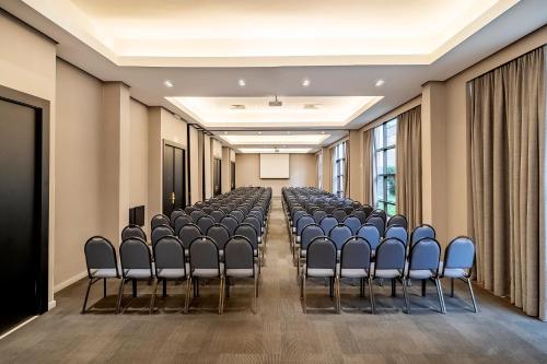 a room with a row of chairs in a hall at Grand Mercure SP Itaim Bibi in São Paulo