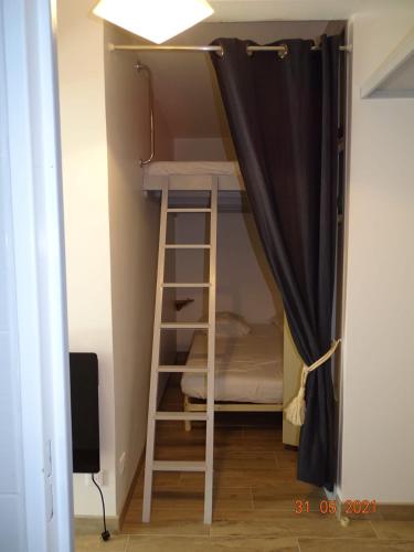 - un lit superposé avec une échelle dans une chambre dans l'établissement Studio cabine - Quartier de l'Aiguillon - 2 à 4 personnes, à Arcachon