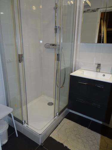 une salle de bain avec douche et lavabo dans l'établissement Studio cabine - Quartier de l'Aiguillon - 2 à 4 personnes, à Arcachon