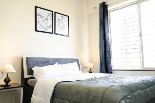 Katil atau katil-katil dalam bilik di Newly done 2 BHK in Main Kharadi - Anandkunj