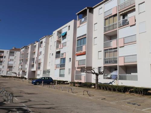 Photo de la galerie de l'établissement Appartement 2 pièces avec terrasse, parking privé, proche mer et commerces - FR-1-307-57, au Grau-du-Roi