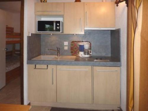 une cuisine avec un évier et un micro-ondes dans l'établissement Studio confortable 4-6 pers, idéal famille, près télésiège, Les Orres - FR-1-322-209, aux Orres