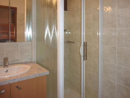 une salle de bain avec douche et lavabo dans l'établissement Studio confortable 4-6 pers, idéal famille, près télésiège, Les Orres - FR-1-322-209, aux Orres