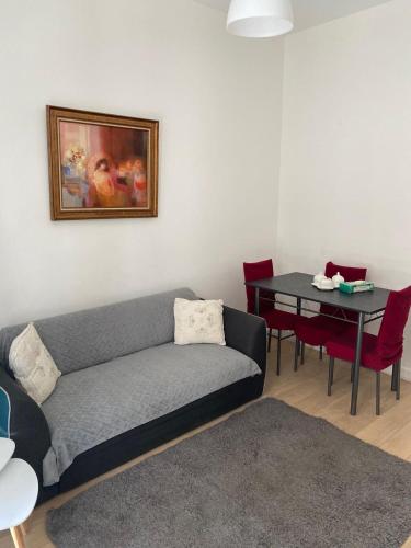 un salon avec un canapé et une table dans l'établissement Appartement moderne avec terrasse - Avenue Foch, Paris 75016, à Paris