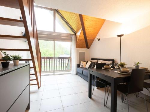 un salon avec une table et un canapé dans l'établissement Appartement calme près du centre et pistes, balcon sud, navette gratuite - FR-1-296-168, à Saint-Lary-Soulan