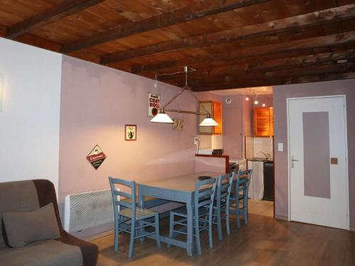 une cuisine et une salle à manger avec une table bleue et des chaises dans l'établissement Appartement cosy rénové pour 6 pers, skis aux pieds, balcon sud, proche garderie, belles prestations - FR-1-322-257, aux Orres