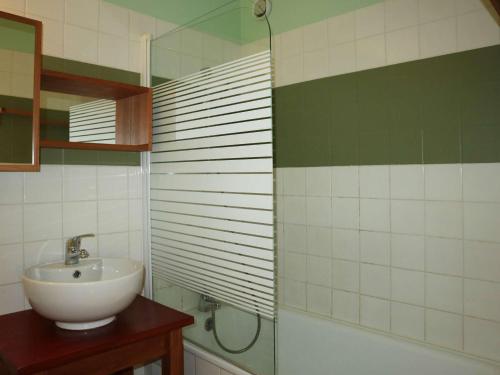 une salle de bain avec un lavabo et un miroir dans l'établissement Appartement cosy rénové pour 6 pers, skis aux pieds, balcon sud, proche garderie, belles prestations - FR-1-322-257, aux Orres