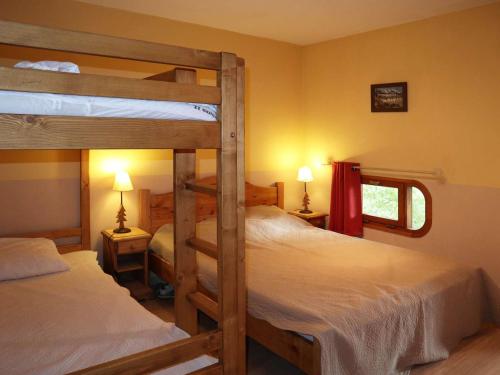 - une chambre avec 2 lits superposés et 2 lampes dans l'établissement Appartement cosy rénové pour 6 pers, skis aux pieds, balcon sud, proche garderie, belles prestations - FR-1-322-257, aux Orres