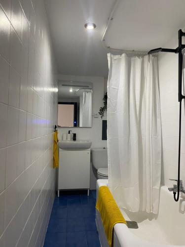 Un baño con bañera, lavabo e inodoro. en Haro Plaza Centro, en Haro