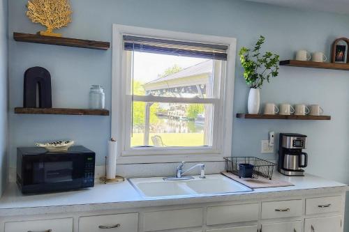um balcão de cozinha com um lavatório e uma janela em Dockside Daydreamin' em Ocean City