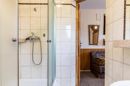 baño con ducha y puerta de cristal en Willa Sezamek blisko szlaków i centrum en Zakopane