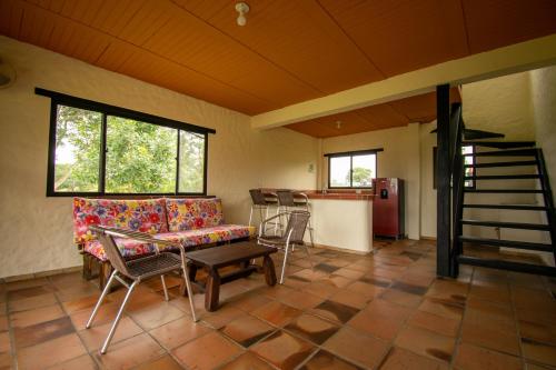 a living room with a couch and a table and chairs at Tiuma Park in Marsella