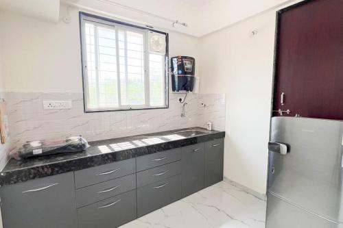 Bilik mandi di Newly done 1 BHK in Main Kharadi - Anandkunj