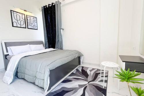 Katil atau katil-katil dalam bilik di Newly done 1 BHK in Main Kharadi - Anandkunj