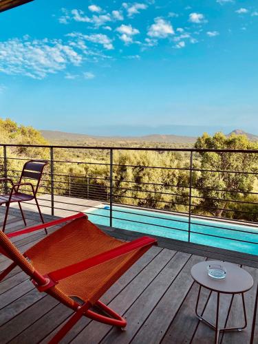 une terrasse avec un hamac et une piscine dans l'établissement Poggio Raseddu, à Monacia-dʼAullène