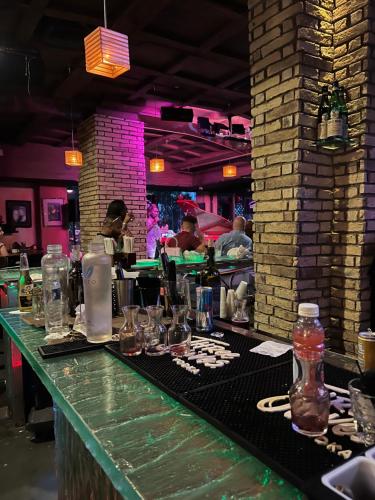 un bar con vasos y botellas en el mostrador en Ocean Manor Tiki Sunset Retreat en Fort Lauderdale