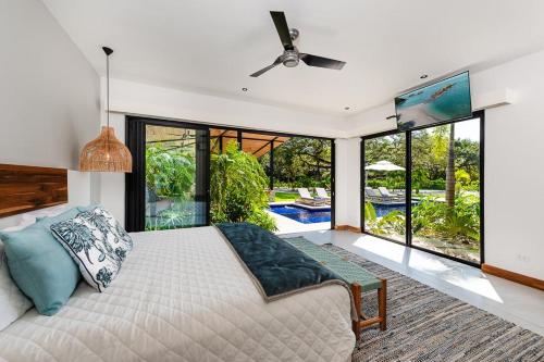 Ένα ή περισσότερα κρεβάτια σε δωμάτιο στο Beachside Bliss 4BR Lux Villa, Pool, Terrace, Golf