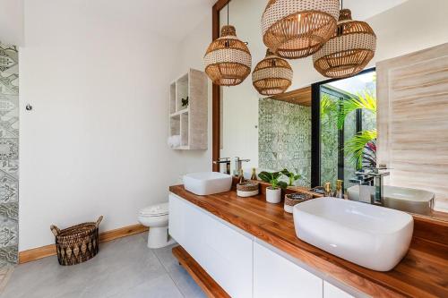 Ένα μπάνιο στο Beachside Bliss 4BR Lux Villa, Pool, Terrace, Golf