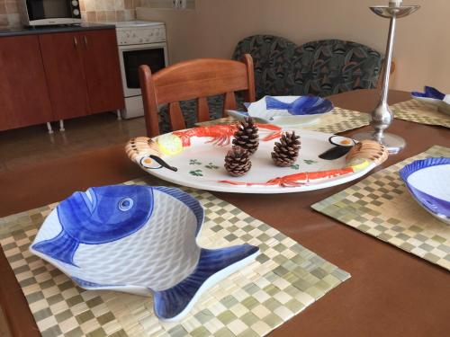 Una mesa con un plato con pescado y piñas. en Elit Sunny Beach, en Sunny Beach