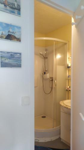 une salle de bain avec douche et lavabo dans l'établissement Terremer, au Tréport