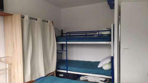 une chambre avec deux lits superposés dans une pièce dans l'établissement Terremer, au Tréport