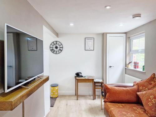 Televisyen dan/atau pusat hiburan di Garden View - Aldingbourne