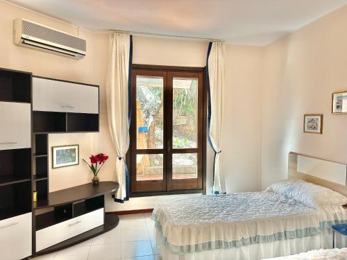 a bedroom with a bed and a window at Moresca Apartment by Jennas in Àrbatax